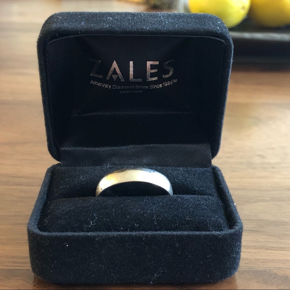 Men’s gold band size 9 3/4